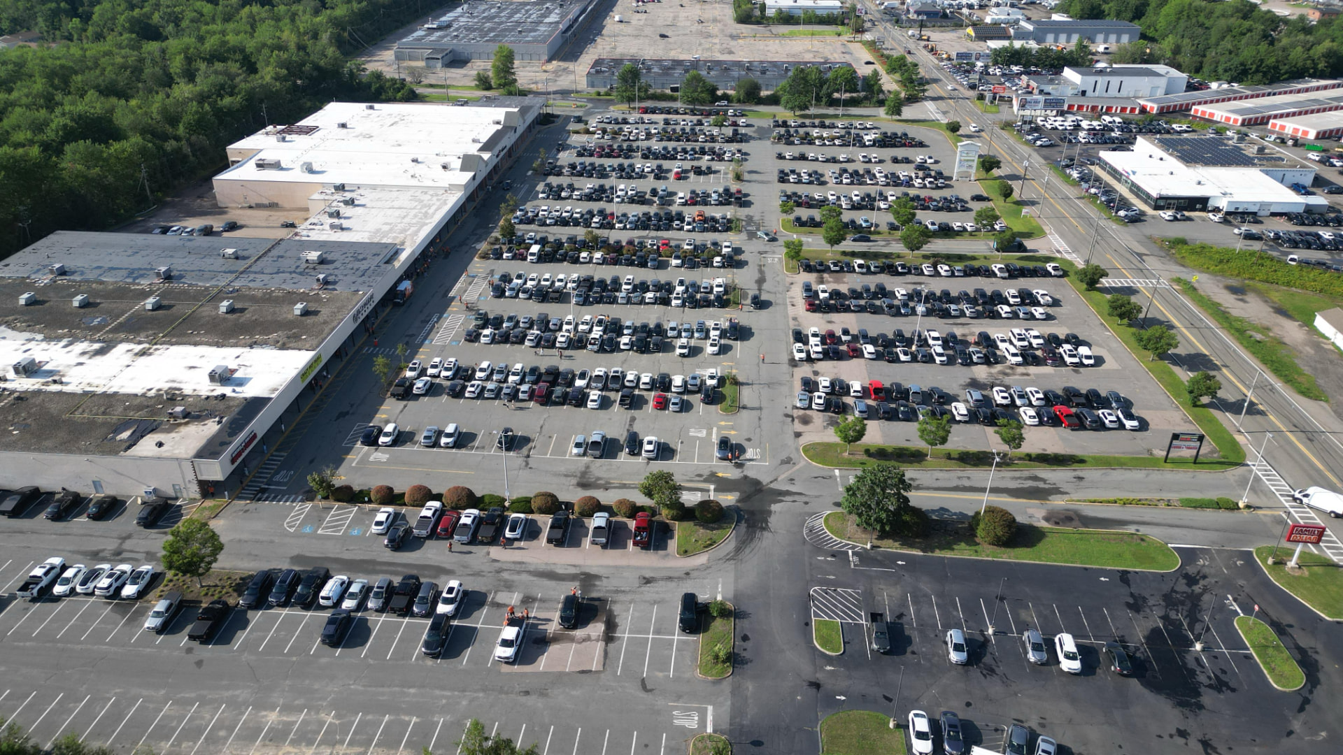 Vista aérea do estacionamento com vagas para 700 carros